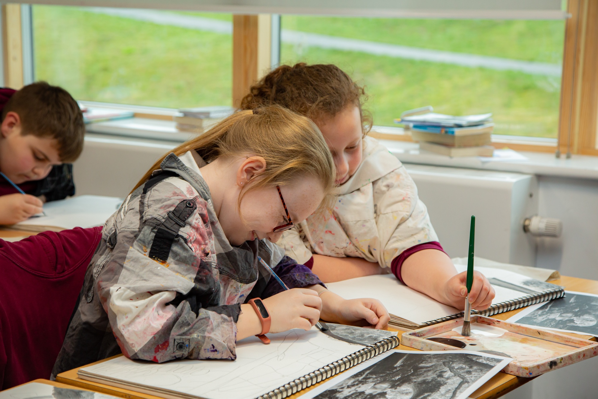 children painting