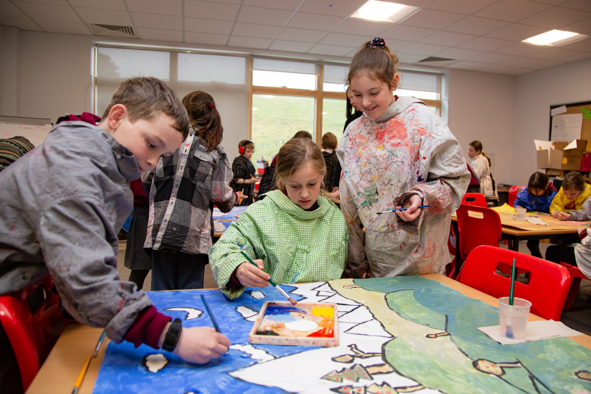 children painting 